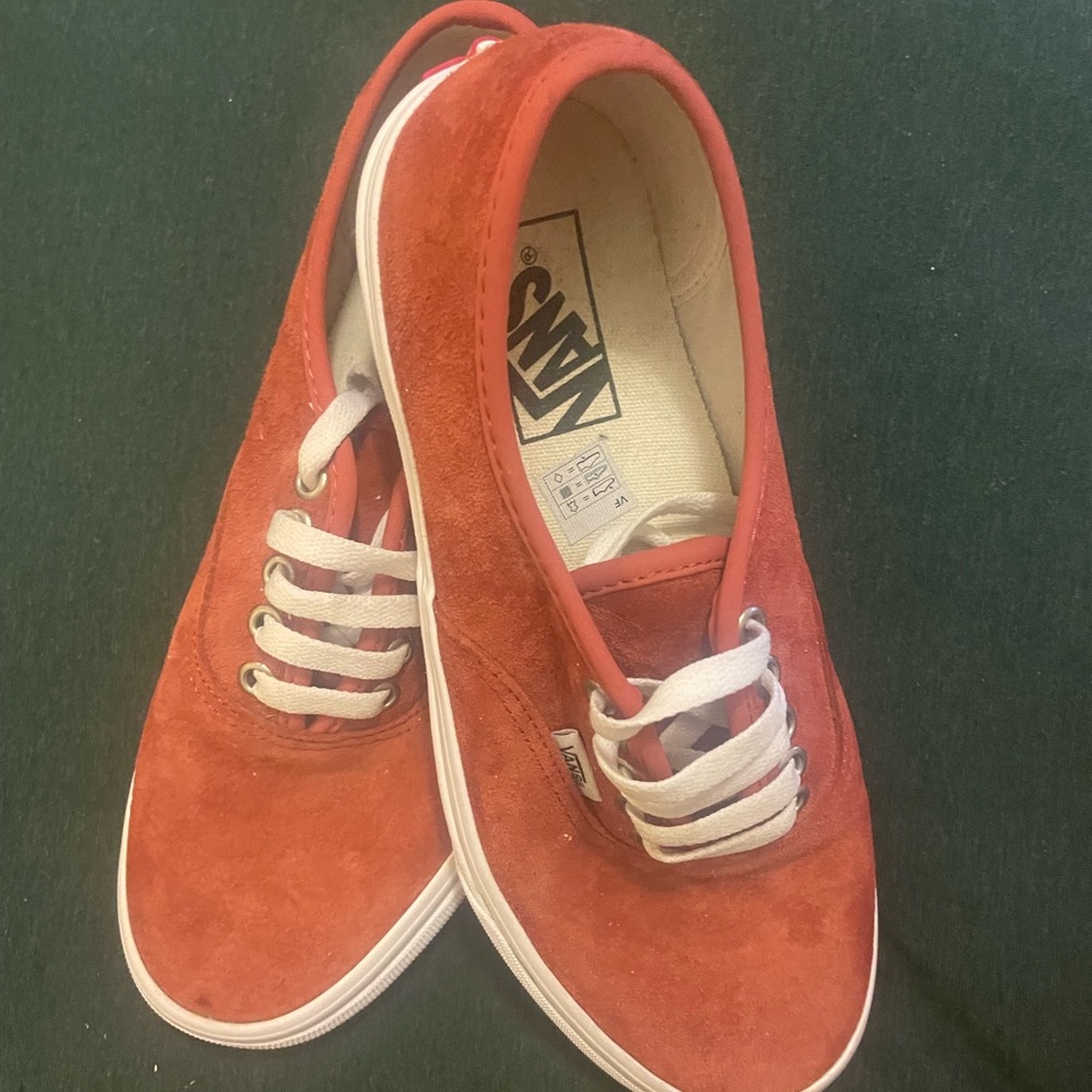 Work twice in house vans. Women’s 9.0 men’s 7.5. Lovely, didn’t wear at all.